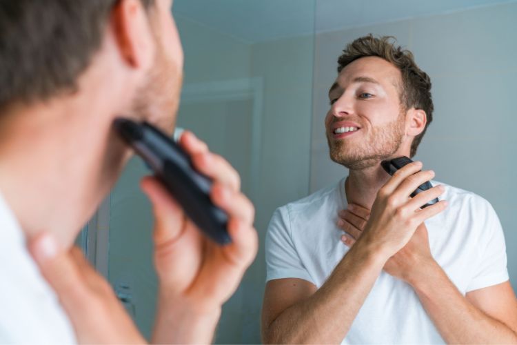 hombre afeitandose la barba con maquinilla