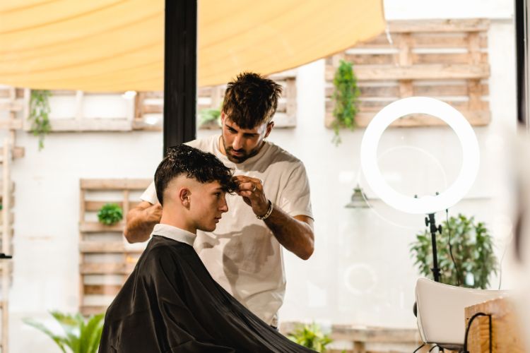 undercut despeinado corte hombre