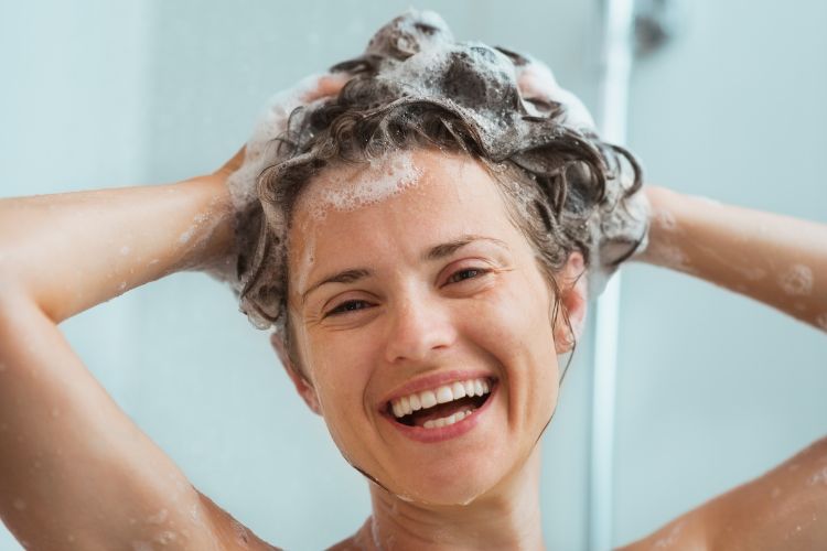 mujer lavandose el pelo