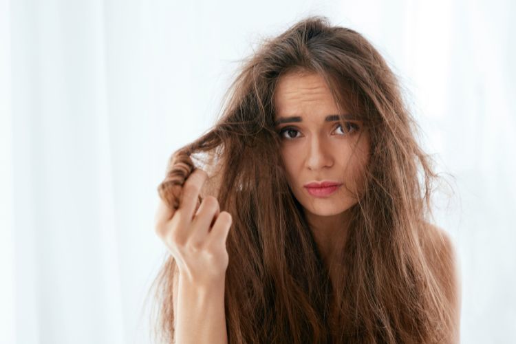 mujer con cabello seco